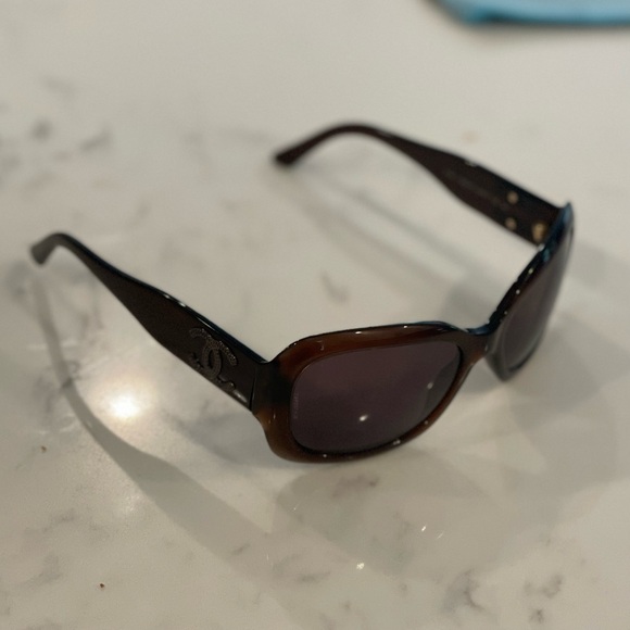 Authentic Chanel 5102 CC Logo Sunglasses in Coco Brown Vintage. - Picture 4 of 8
